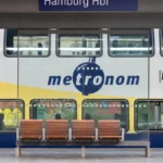 ein-metronom-zug-am-hauptbahnhof-in-hamburg-pendler-und-reisende-erleben-beinahe-taeglich-stress-dur.webp