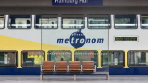 ein-metronom-zug-am-hauptbahnhof-in-hamburg-pendler-und-reisende-erleben-beinahe-taeglich-stress-dur.webp
