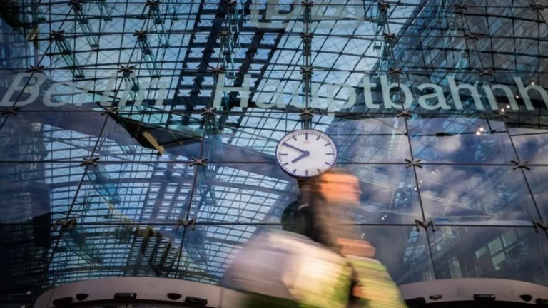 ein-passant-geht-an-der-uhr-des-berliner-hauptbahnhofs-vorbei-archivbild-hier-soll-schon-bald-gebaut.webp