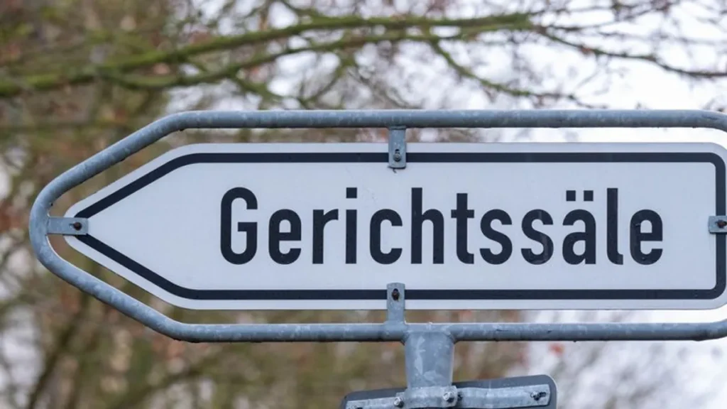 ein-schild-mit-der-aufschrift-gerichtssaele-symbolbild-bislang-gelten-taeter-unter-14-jahren-in-deut.webp