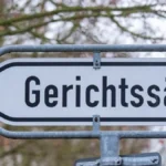 ein-schild-mit-der-aufschrift-gerichtssaele-symbolbild-bislang-gelten-taeter-unter-14-jahren-in-deut.webp