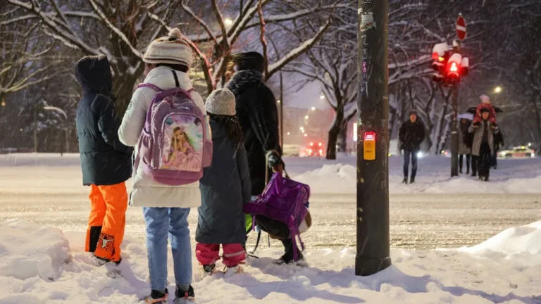 eine-familie-mit-schulkindern-laeuft-durch-den-schnee-in-mehreren-bundeslaendern-bleiben-die-schulen.webp