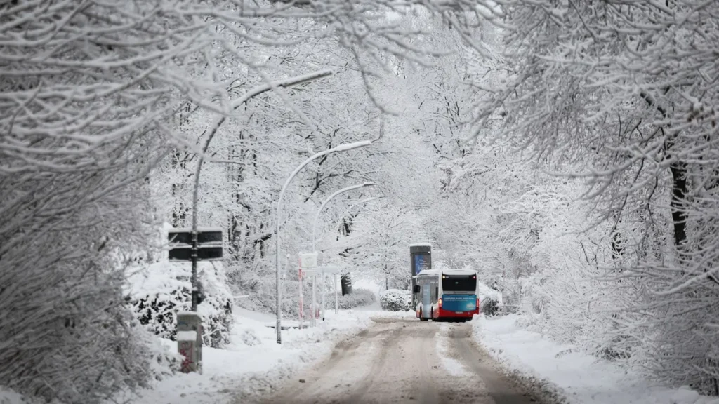 eine-schneebedeckte-strasse-in-hamburg-anfang-januar-nach-aktuellen-wetterprognosen-koennte-bald-wie.webp