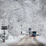 eine-schneebedeckte-strasse-in-hamburg-anfang-januar-nach-aktuellen-wetterprognosen-koennte-bald-wie.webp