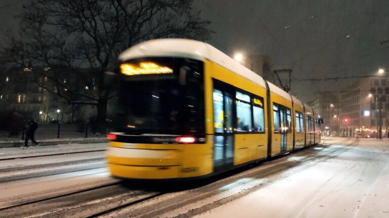 eine-tram-in-berlin-archivbild-bei-der-bvg-koennte-es-neue-warnstreiks-geben.jpg