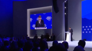 emmanuel-macron-traegt-bei-weltwirtschaftsforum-in-davos-eine-sonnenbrille.png