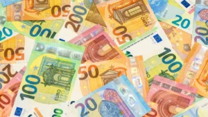 euro-waehrung-und-eurowaehrung-euro-bargeld-mit-geldschein-und-banknote-euro-currency-and-euro-curre.webp