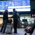 fahrgaeste-schauen-auf-eine-anzeigetafel-am-hauptbahnhof-in-berlin-sind-viele-menschen-wegen-der-zug.webp