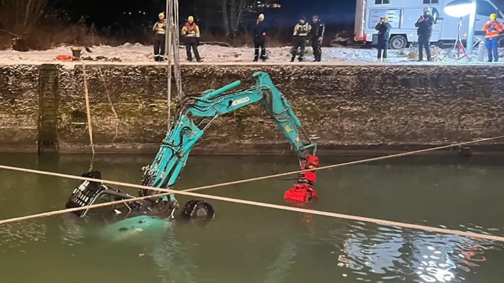 gefaehrlicher-einsatz-am-fluss-ein-bagger-stuerzte-bei-untergriesbach-drei-meter-tief-in-die-donau.j.webp