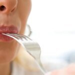 geschmacksstoerung-ein-metallischer-geschmack-kann-auch-auf-krankheiten-hinweisen.jpg