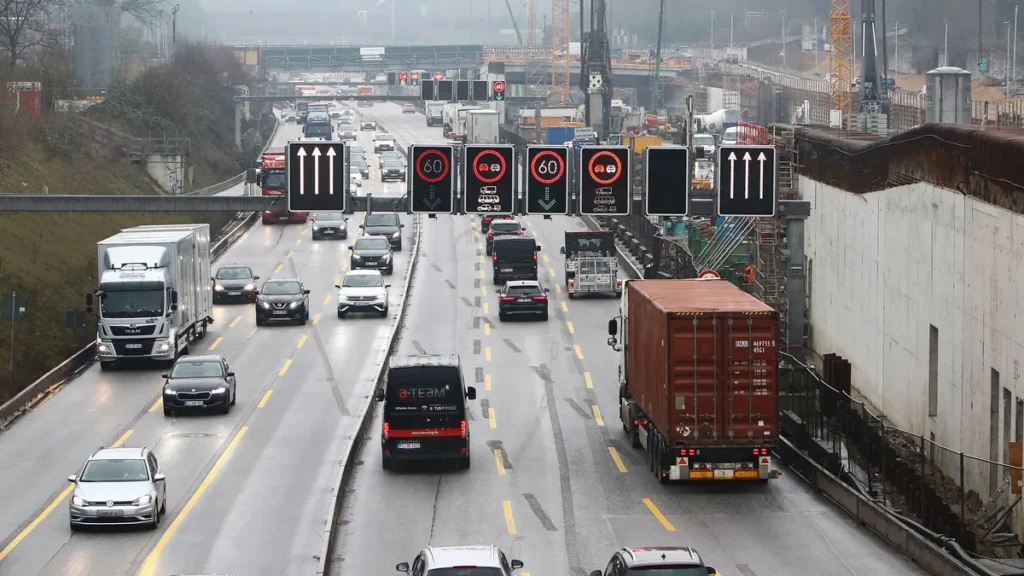 in-hamburg-auf-der-autobahn-7-wird-der-sogenannte-deckel-gebaut-derzeit-befindet-sich-der-bau-im-abs.webp