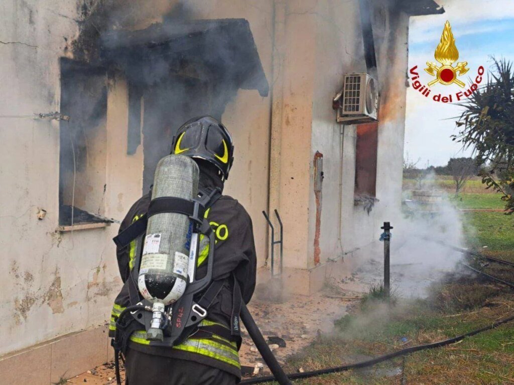 incendio_brindisi_vvf.jpeg
