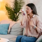 junge-frau-nutzt-ein-asthmaspray-viele-menschen-mit-allergischem-asthma-haben-zugleich-eine-weitere.webp