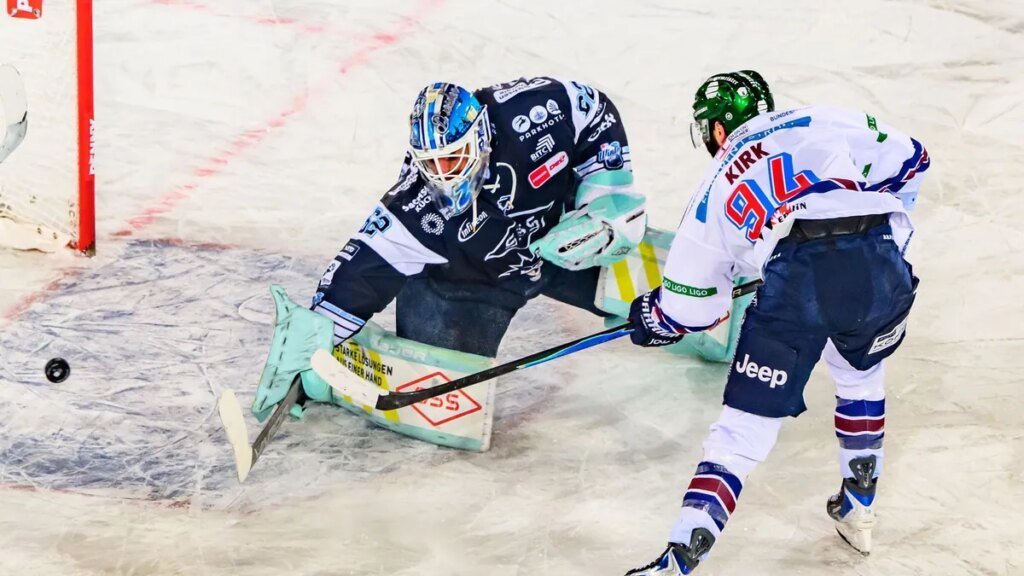 liam-kirk-erzielt-den-siegtreffer-der-eisbaeren-berlin-gegen-die-dresdner-eisloewen.jpg