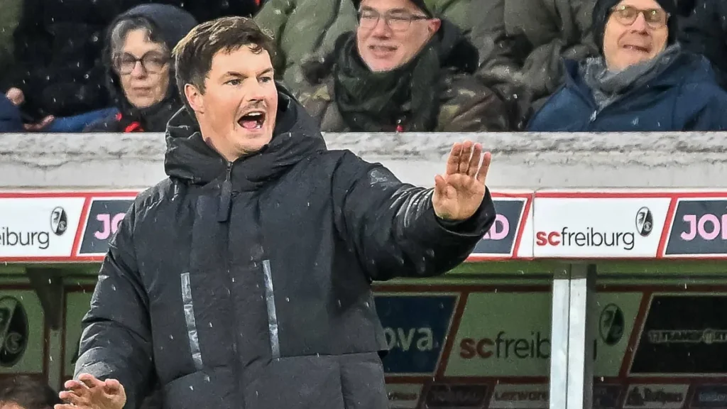 merlin-polzin-hamburger-sv-cheftrainer-mit-gestik-ger-sc-freiburg-hamburger-sv-fussball-bundesliga-1.webp