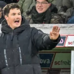 merlin-polzin-hamburger-sv-cheftrainer-mit-gestik-ger-sc-freiburg-hamburger-sv-fussball-bundesliga-1.webp