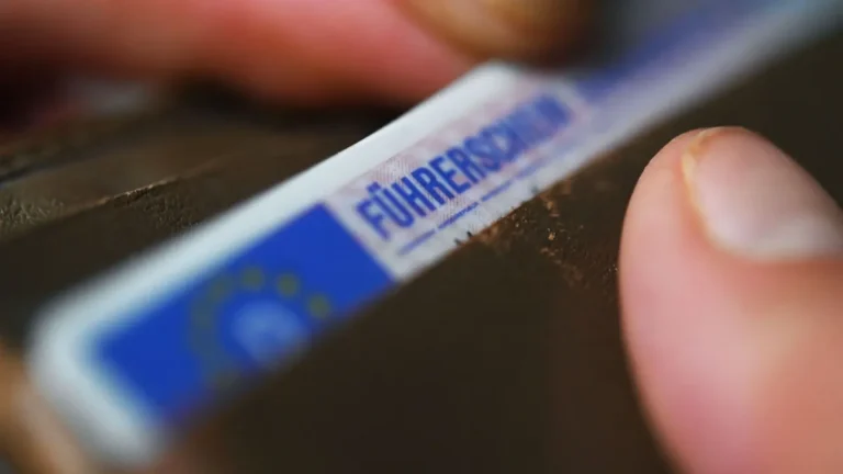 millionen-fuehrerscheine-muessen-umgetauscht-werden-darunter-auch-scheckkartenfuehrerscheine-die-zwi.webp
