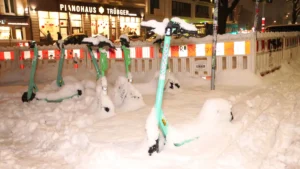 mit-schnee-bedeckte-e-scooter-waehrend-des-sturmtiefs-elli-in-hamburg-werden-weitere-15-zentimeter-n.webp