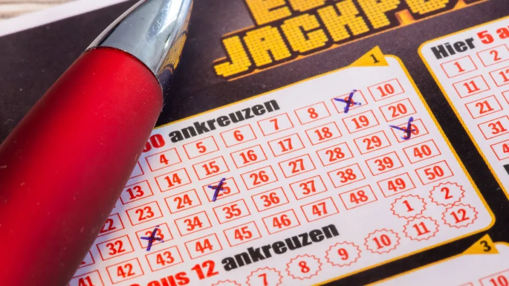 nahaufnahme-eines-eurojackpot-spielscheins-symbolfoto-in-bayern-hat-ein-spieler-am-freitag-eine-gros.webp
