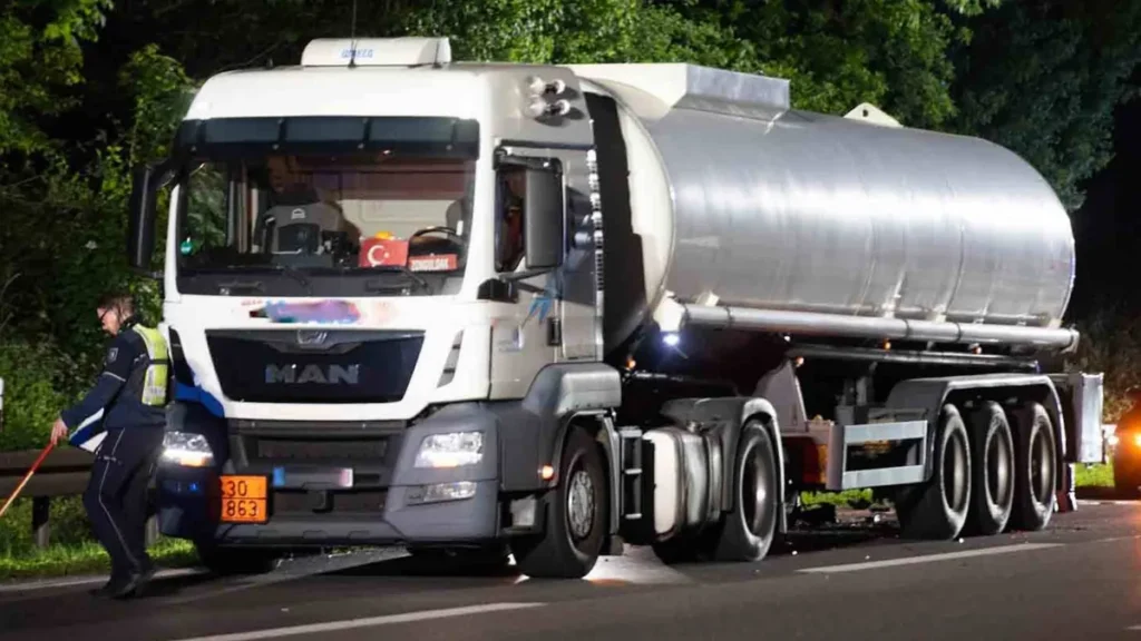 pkw-kracht-in-mit-kerosin-beladenen-tanklaster-a2-in-richtung-oberhausen-voll-gesperrt-hoehe-gladbec.webp