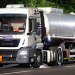 pkw-kracht-in-mit-kerosin-beladenen-tanklaster-a2-in-richtung-oberhausen-voll-gesperrt-hoehe-gladbec.webp