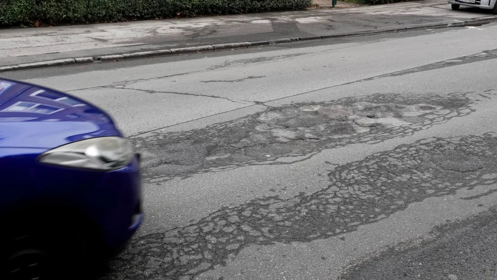 schlagloecher-auf-einer-strasse-archivbild-durch-schnee-und-eis-koennen-fahrbahnen-beschaedigt-werde.webp
