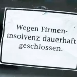 zettel-mit-aufschrift-wegen-firmeninsolvenz-dauerhaft-geschlossen-an-einer-glastuer-symbolbild-rund.webp