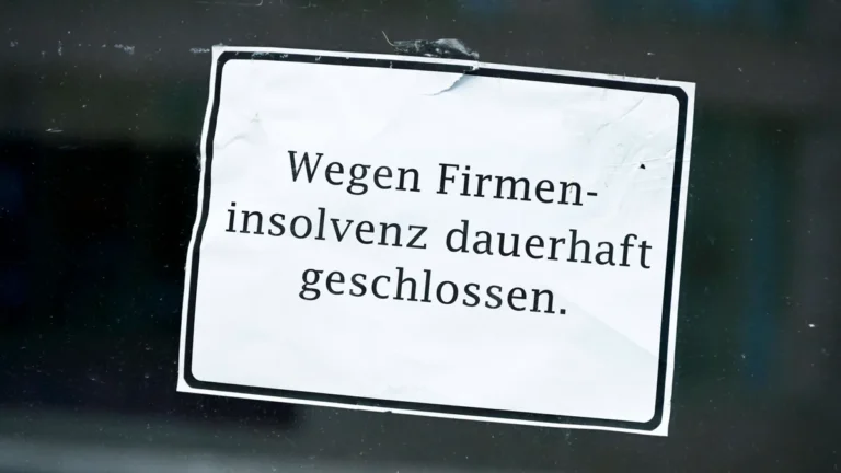 zettel-mit-aufschrift-wegen-firmeninsolvenz-dauerhaft-geschlossen-an-einer-glastuer-symbolbild-rund.webp