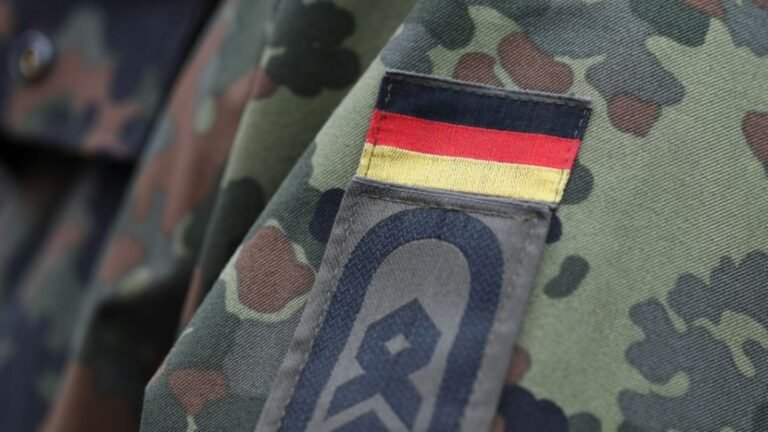 04-bundeswehrsoldat-mit-flagge-an-uniform-cc03fae59077ab5a.jpg