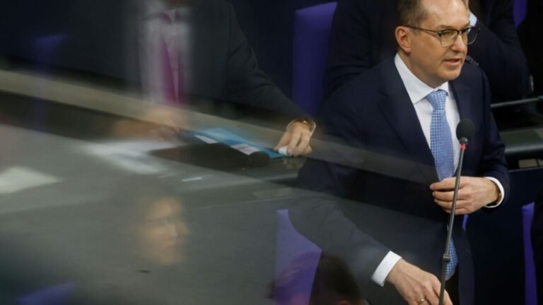 09-dobrindt-mitte-januar-im-bundestag-648b8b50a305dd19.jpg