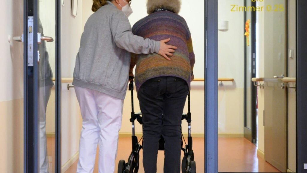 10-pflegerin-mit-einer-altenheimbewohnerin-21023653208315d9.jpg