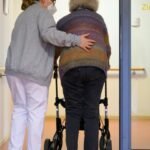 10-pflegerin-mit-einer-altenheimbewohnerin-21023653208315d9.jpg