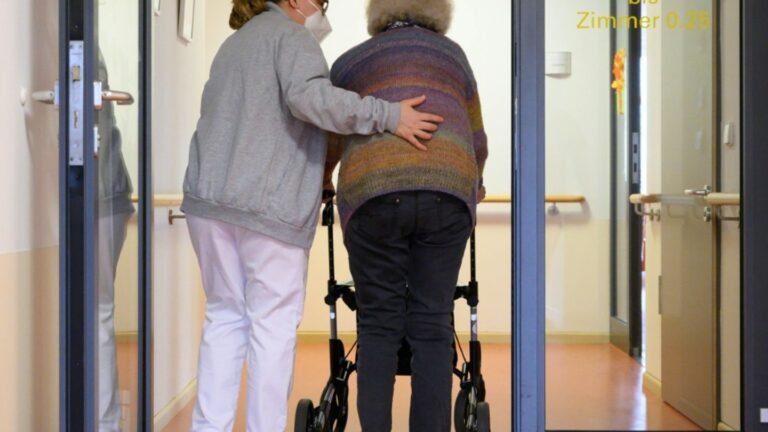 10-pflegerin-mit-einer-altenheimbewohnerin-21023653208315d9.jpg