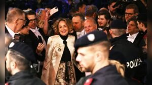12-sharon-stone-verlaesst-opernball-fluchtartig-16-9-spoton-article-1132735.jpg