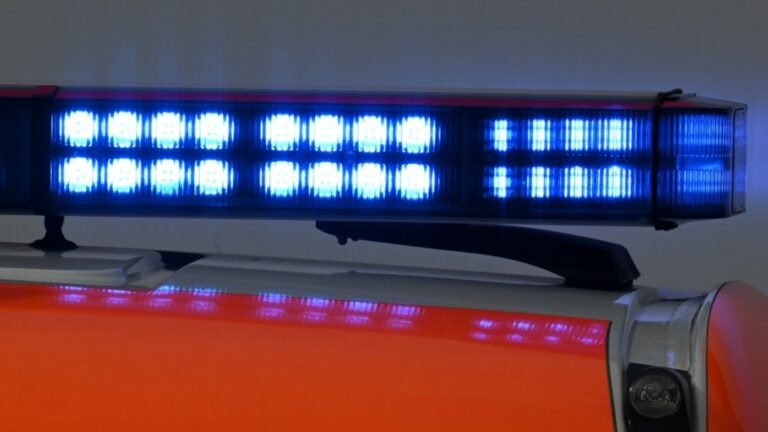 13-blaulicht-eines-rettungswagens-d0c2fe0d370e03b7.jpg