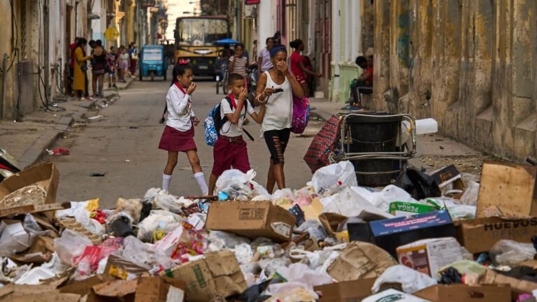 17-02-2026-Kuba-Havanna-Menschen-halten-sich-die-Nase-zu-als-sie-eine-Strasse-mit-Muell-passieren.jp_.jpeg