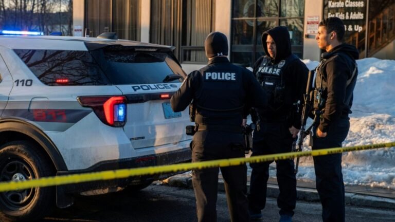 17-polizeibeamte-vor-der-eishalle-in-pawtucket-847434371d7baffc.jpg