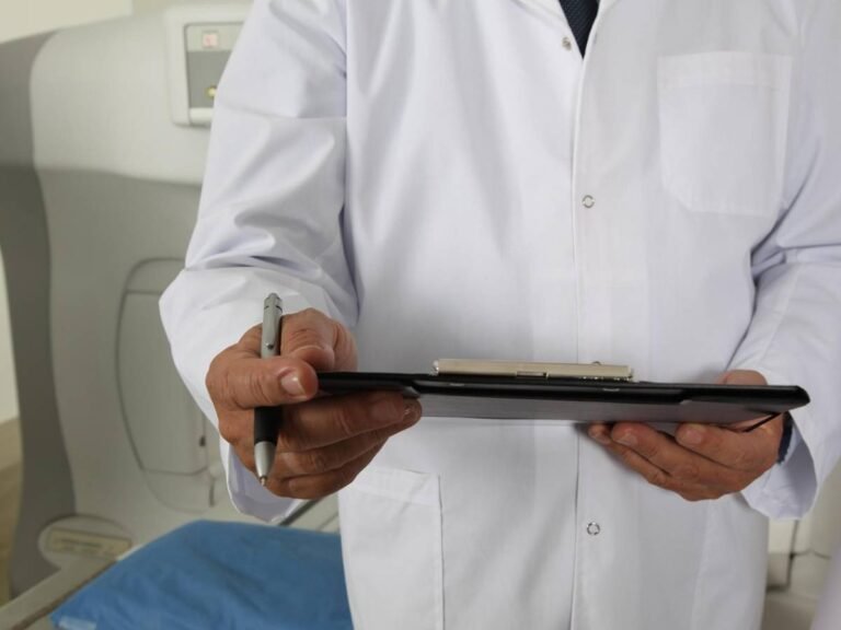 1770197340-medico-analisi.jpg
