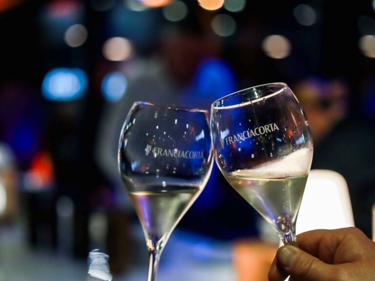 1771263358-franciacorta-due-calici-wine-paris.jpg