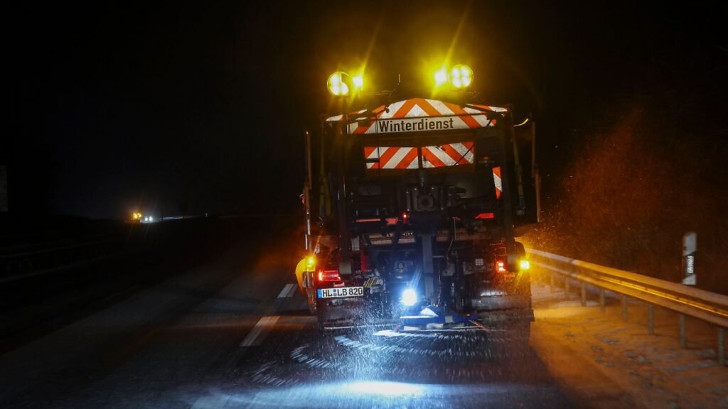 18-02-2026-Schleswig-Holstein-Neustadt-I-H-Ein-Raeum-und-Streufahrzeug-des-Winterdienstes-ist-auf-de.jpeg