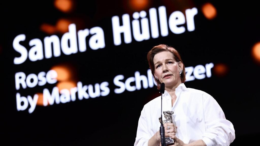 21-02-2026-Berlin-Sandra-Hueller-erhaelt-den-Silbernen-Baeren-fuer-die-beste-schauspielerische-Leist.jpeg