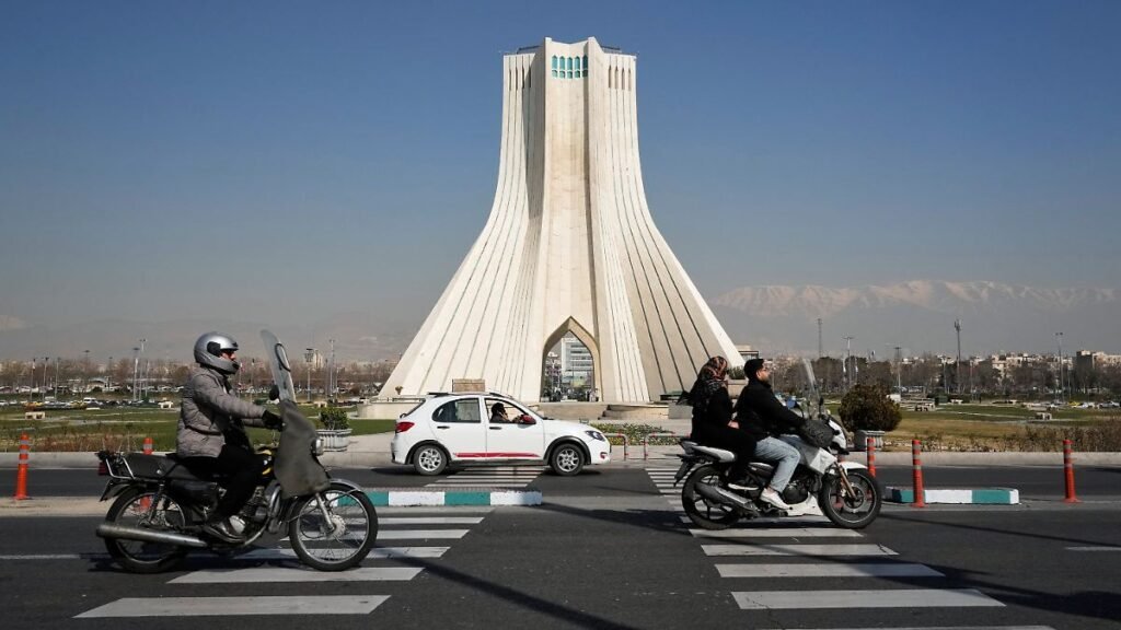 22-02-2026-Iran-Teheran-Fahrzeuge-fahren-am-Azadi-Denkmal-Freiheitsdenkmal-vorbei.jpg