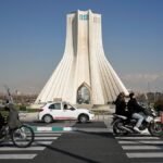 22-02-2026-Iran-Teheran-Fahrzeuge-fahren-am-Azadi-Denkmal-Freiheitsdenkmal-vorbei.jpg