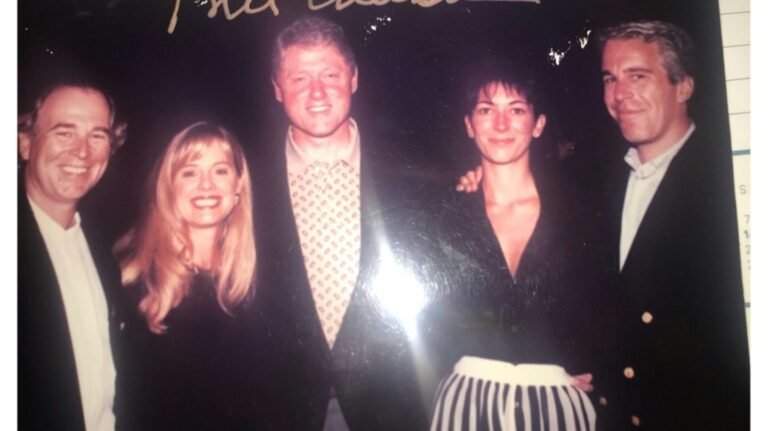 27-clinton-mitte-mit-epstein-re-auf-einem-foto-15fb0bfe67c67983.jpg