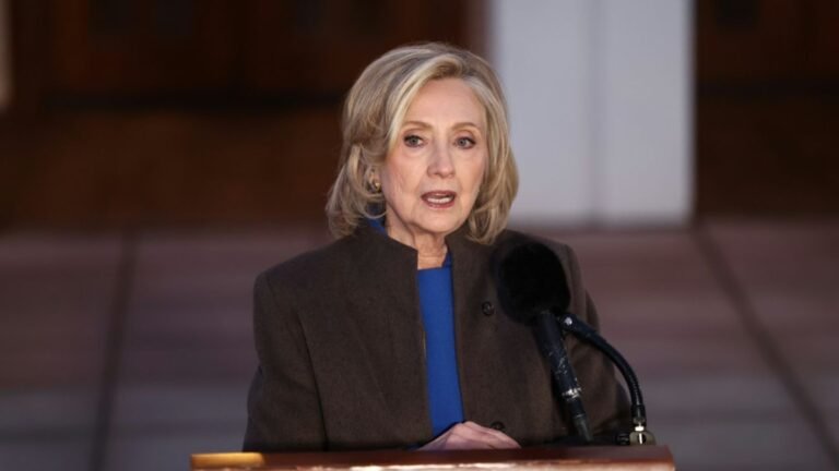 27-clinton-nach-ihrer-aussage-vor-dem-aufsichtsausschuss-49f386e6d1ee45c1.jpg