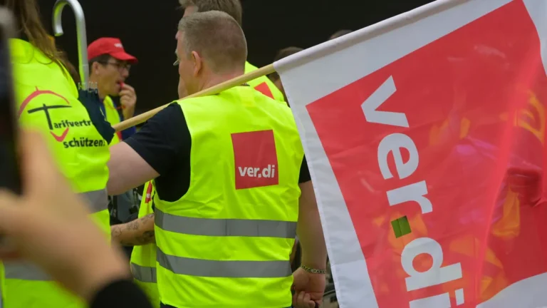 30-062023-streiktag-des-handels-verdi-fahne-vereinigte-dienstleistungsgewerkschaft-hessen-rheinland.webp
