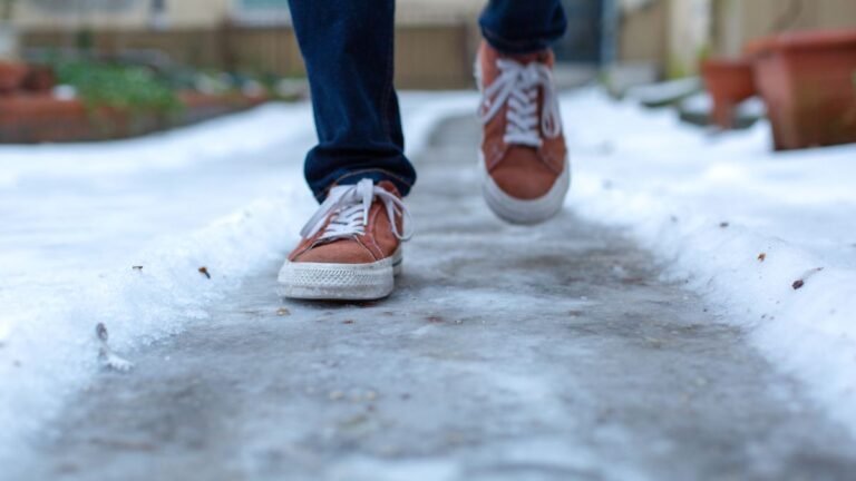 6-02-2026-Berlin-Die-Gehwege-sind-zwar-vom-Schnee-befreit-aber-darunter-befindet-sich-Eis.jpg