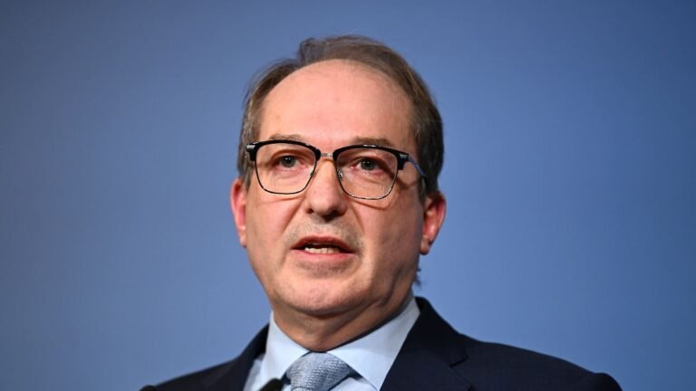 Alexander-Dobrindt-CSU-Bundesinnenminister-aeusserst-sich-in-einem-Pressestatement-zur-Gerichtsentsc.jpeg