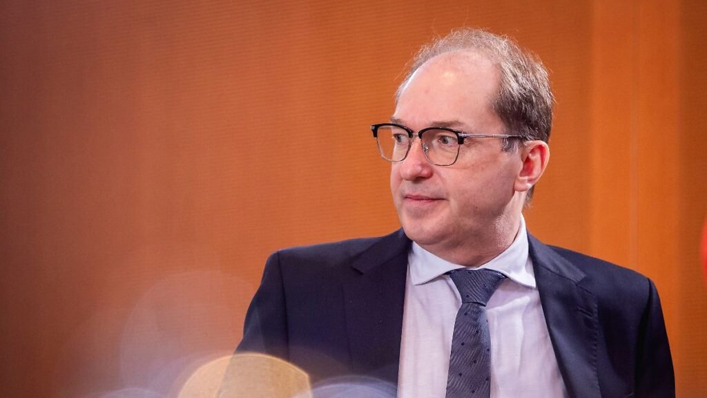 Alexander-Dobrindt-CSU-Bundesminister-des-Innern-aufgenommen-im-Rahmen-einer-Kabinettsitzung-in-Berl.jpeg