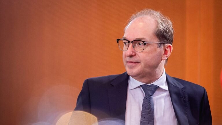 Alexander-Dobrindt-CSU-Bundesminister-des-Innern-aufgenommen-im-Rahmen-einer-Kabinettsitzung-in-Berl.jpeg